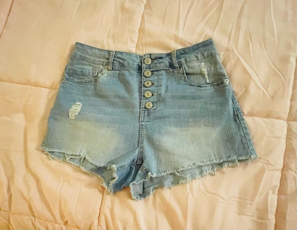 Women’s Love Tree Distressed Denim Shorts Size Small